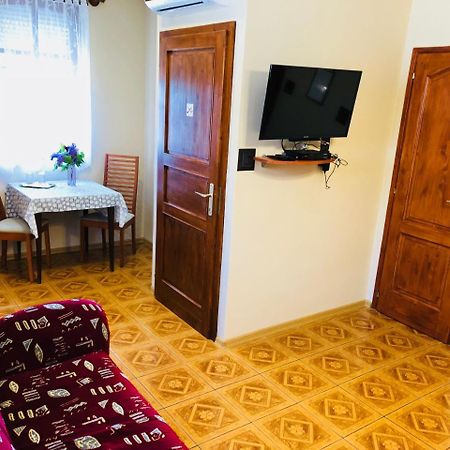 Szuts Panzio Bed & Breakfast Fertorakos Exterior photo