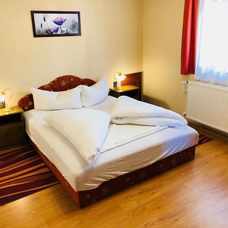 Szuts Panzio Bed & Breakfast Fertorakos Exterior photo