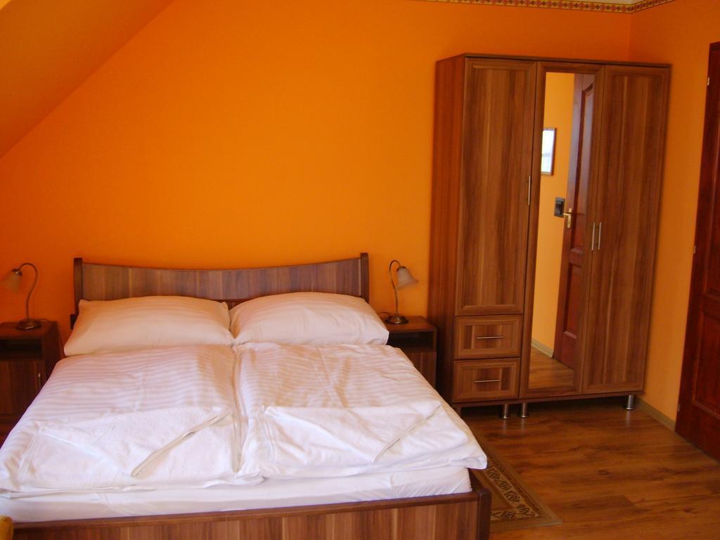 Szuts Panzio Bed & Breakfast Fertorakos Room photo