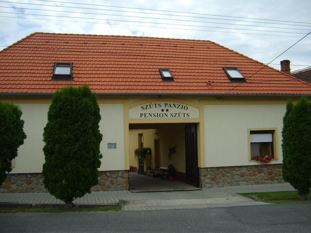 Szuts Panzio Bed & Breakfast Fertorakos Exterior photo