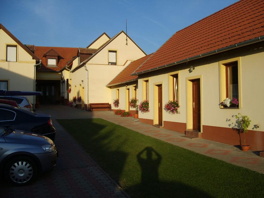Szuts Panzio Bed & Breakfast Fertorakos Exterior photo