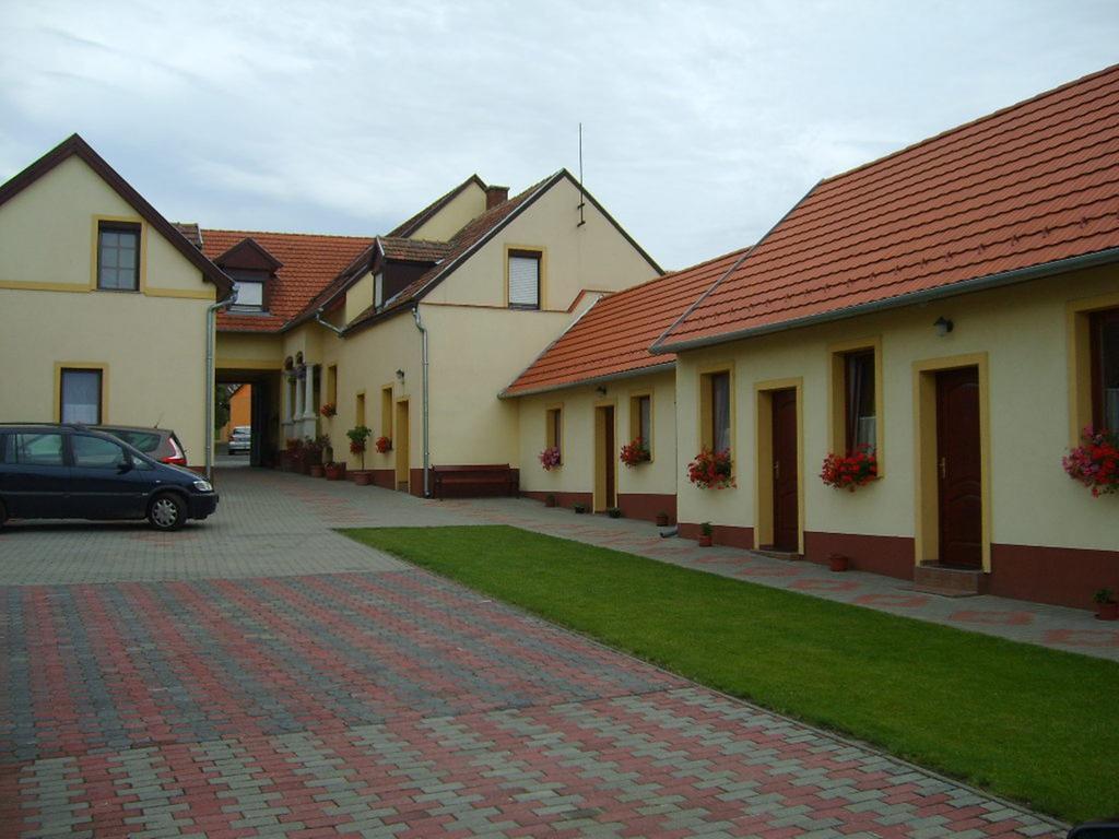Szuts Panzio Bed & Breakfast Fertorakos Exterior photo
