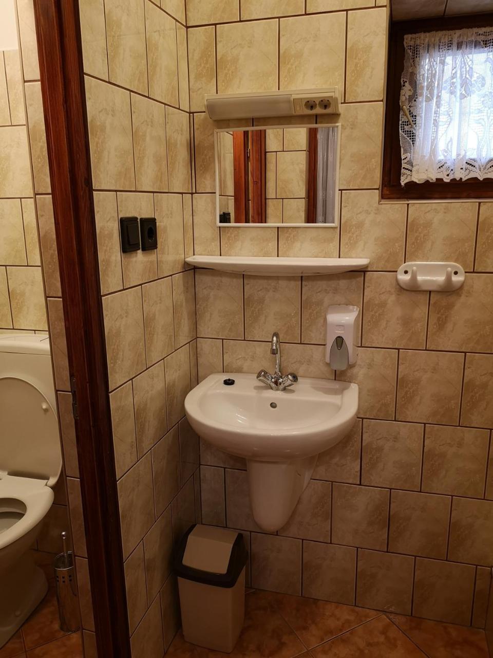 Szuts Panzio Bed & Breakfast Fertorakos Exterior photo