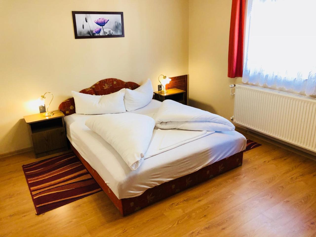 Szuts Panzio Bed & Breakfast Fertorakos Exterior photo