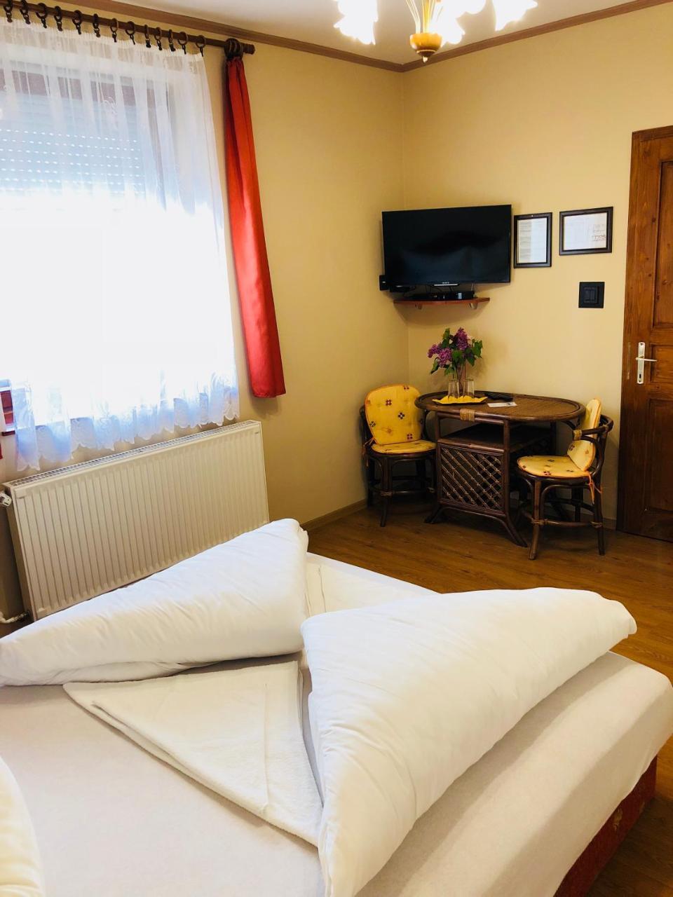 Szuts Panzio Bed & Breakfast Fertorakos Exterior photo