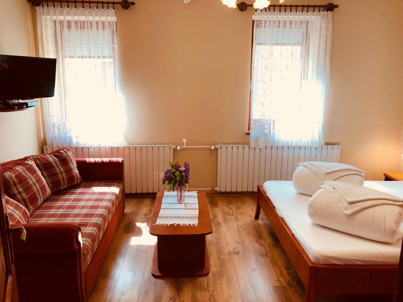 Szuts Panzio Bed & Breakfast Fertorakos Exterior photo